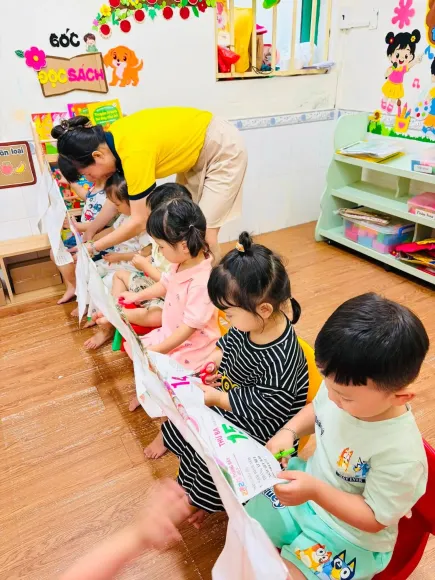 Tiết học kỹ năng sử dụng kéo – Bé khéo léo mỗi ngày